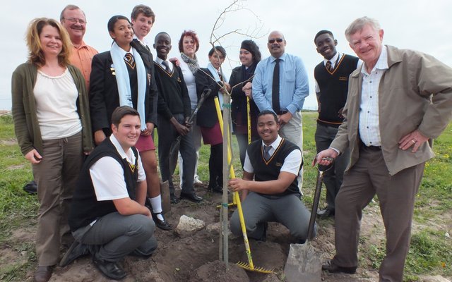 Gansbaai Academia se Junior Stadsraadslede, met voor vlnr Johan van der Merwe en Emeul Sauls. Agter vlnr is Lauren Rainbird, Kat Myburgh, Shamima Brett, Stefan Joubert, Analo Yawa, Helena Segal, Jenica Conradie, Shiela Swart, Tommy Wilson, Malcolm Mulope en rdh Pieter Scholtz.  